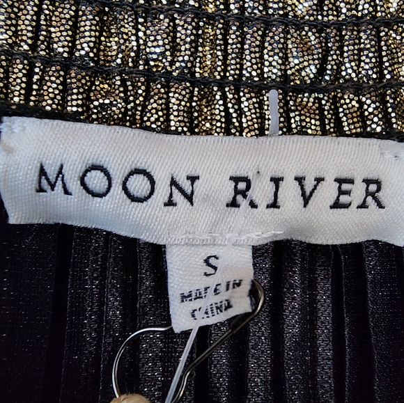 Moon River Gold Metallic Plisse Peplum Mini Dress Size Small - Picture 2 of 12